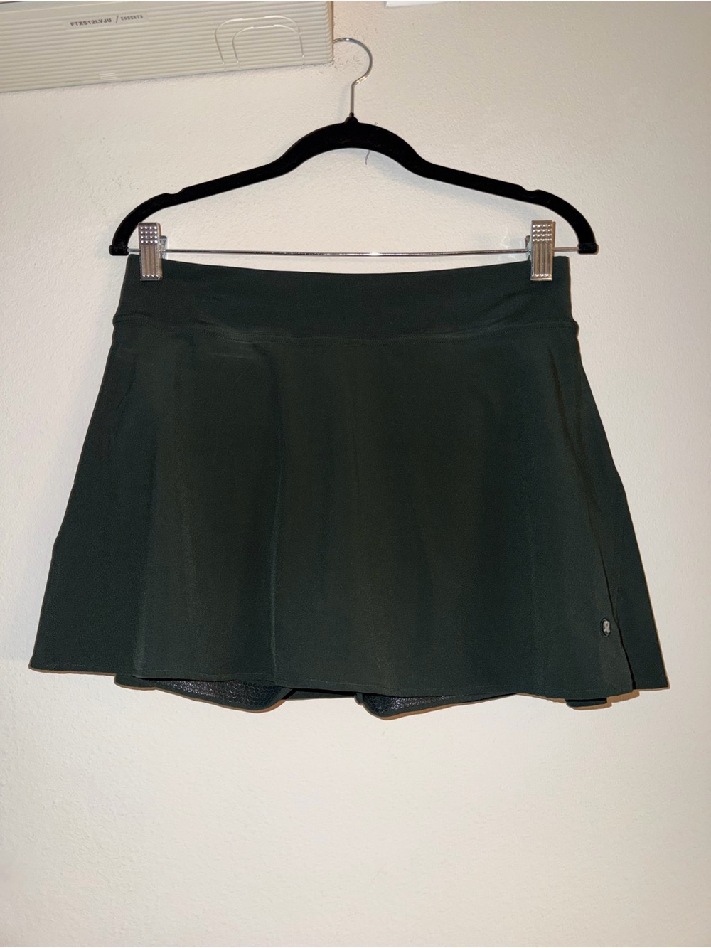 Lululemon dark green skirt size 8